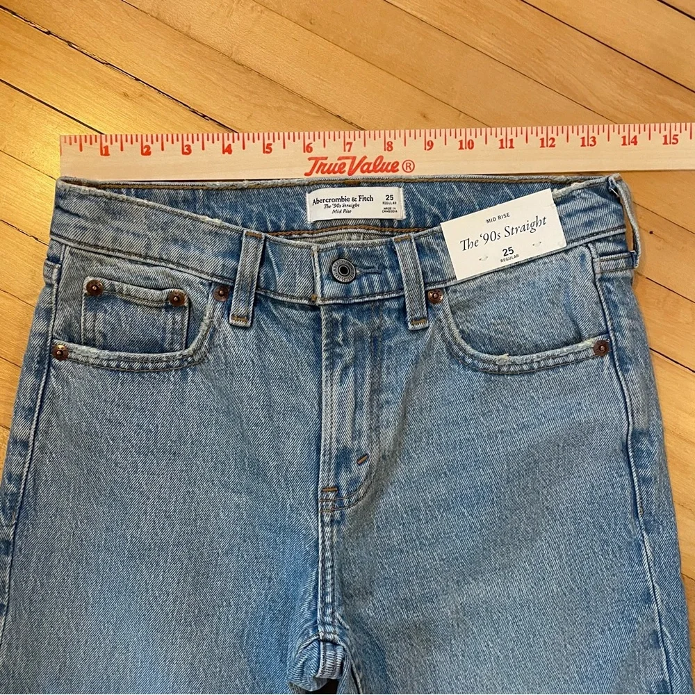 ABERCROMBIE & FITCH NWT The 90's Straight Mid Rise Jeans Medium Wash 25 Regular